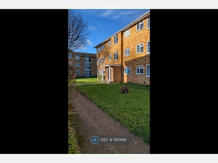 3 Bedroom Flat To Rent In Lark Avenue, Staines-Upon-Thames, TW18