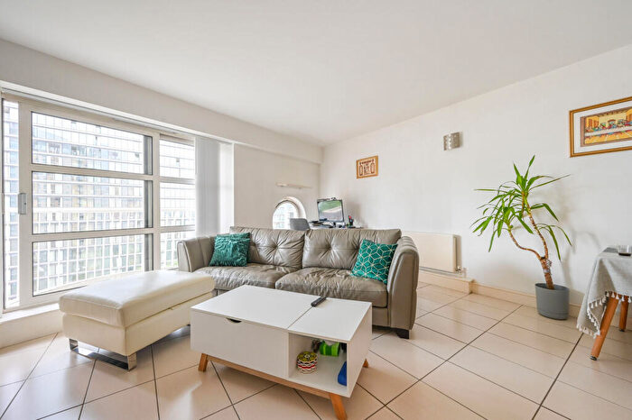 2 Bedroom Flat For Sale In Cascades Tower, Canary Wharf, London, E14