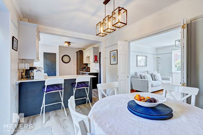 3 Bedroom Detached House For Sale In Avon Road West, Christchurch, BH23