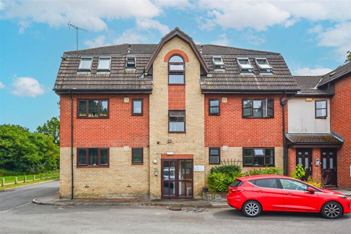 1 Bedroom Flat For Sale In Green Lane, Pilgrims Hatch, Brentwood, CM15