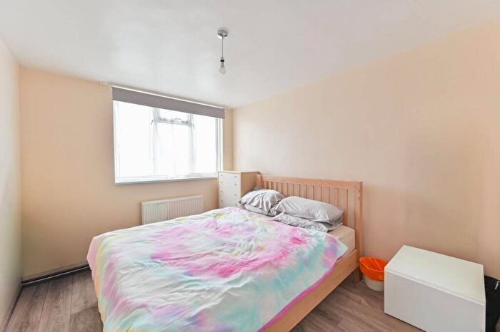1 Bedroom Flat For Sale In Dunston Road, Battersea, London, SW11
