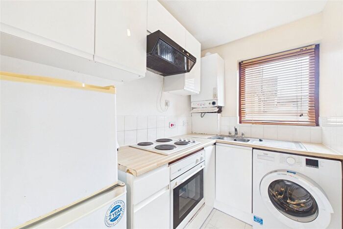 Studio To Rent In Ryeland Close, Yiewsley, West Drayton, UB7