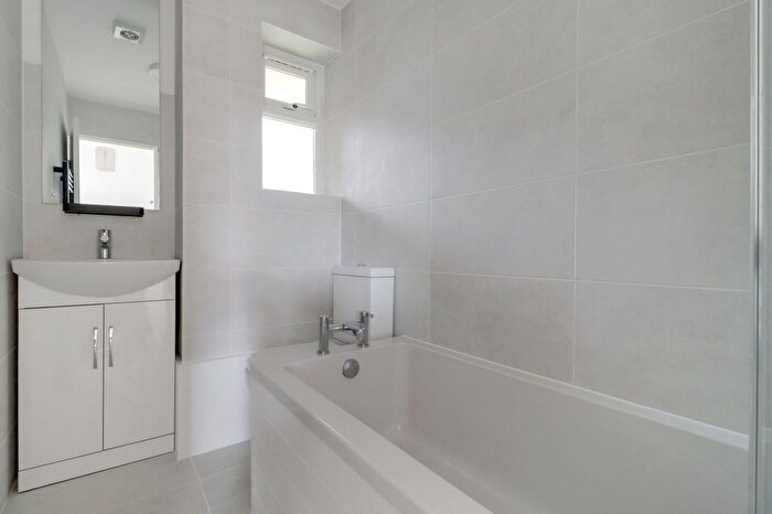 1 Bedroom Flat For Sale In Chelsea Close, Hampton Hill, TW12