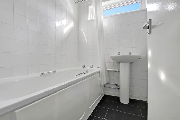 2 Bedroom Flat To Rent In Bedroom Flat In Chichester, PO19