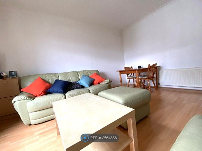 3 Bedroom Flat To Rent In Froghall Place, Aberdeen, AB24