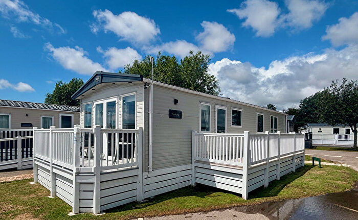 2 Bedroom Park Home For Sale In Chickester Lakeside Holiday Park, Chichester, PO20
