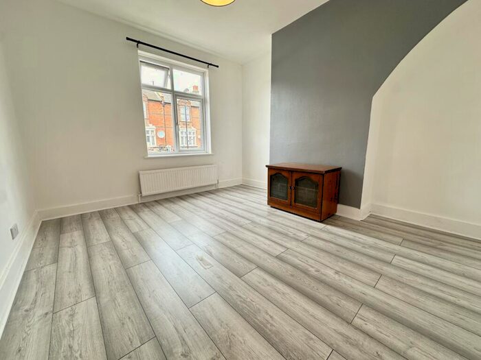 3 Bedroom Flat To Rent In Brockley Road, Brockley, SE4