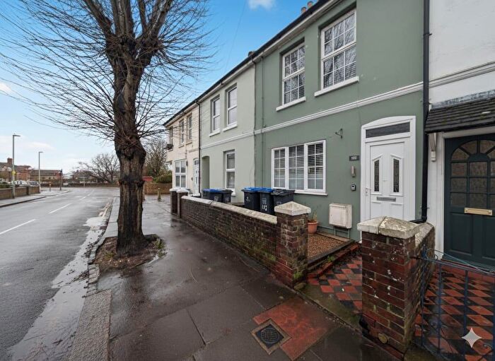 2 Bedroom Terraced House For Sale In Southfield Road, Worthing, BN14