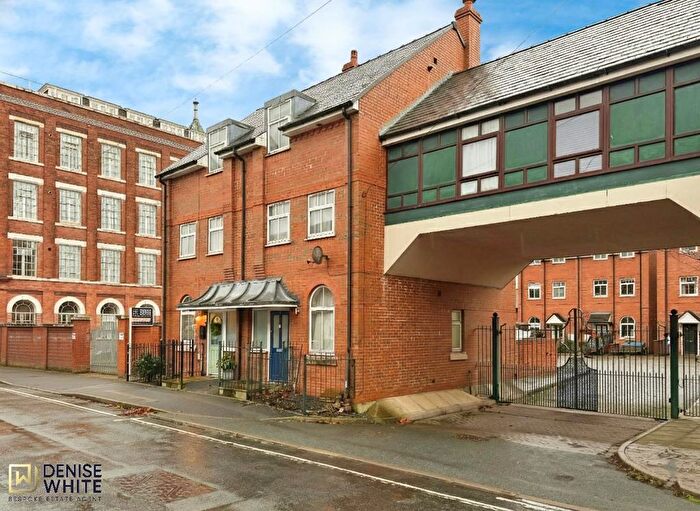 3 Bedroom Town House For Sale In Barngate Street, Leek, Staffordshire, ST13