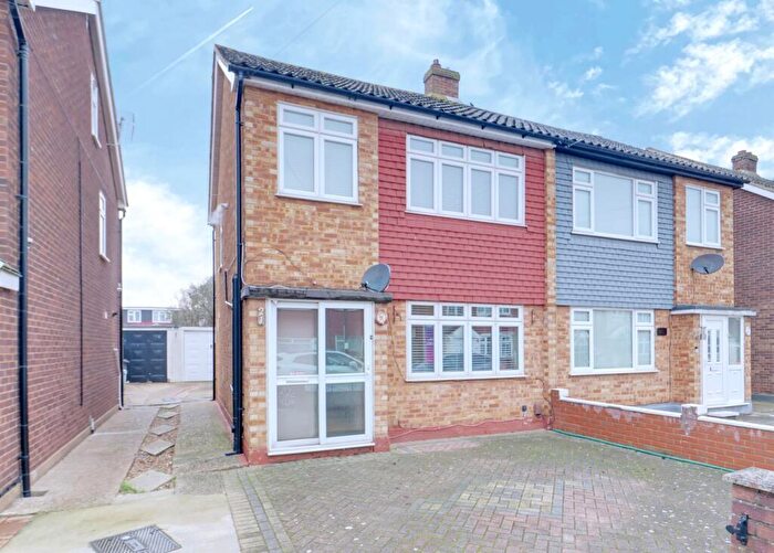 3 Bedroom Semi Detached House For Sale In Stoke Road, Rainham, RM13