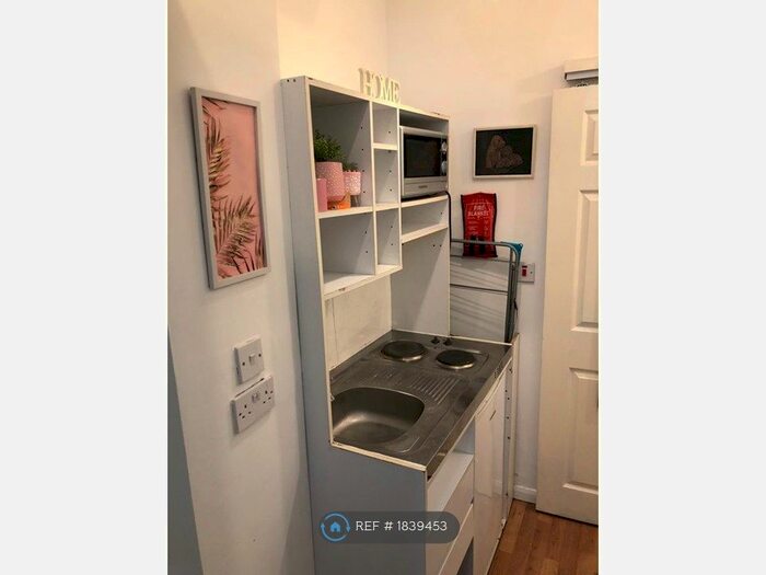 Studio To Rent In Haelesden, London, NW10