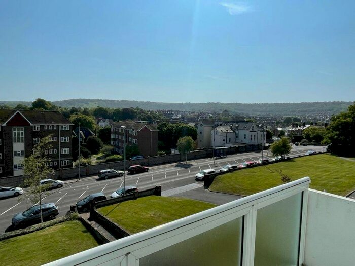 2 Bedroom Flat To Rent In The Chantry, Eastbourne, BN21