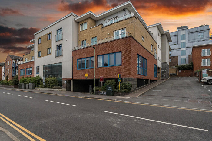 2 Bedroom Flat For Sale In Walnut Tree Close, Guildford, GU1