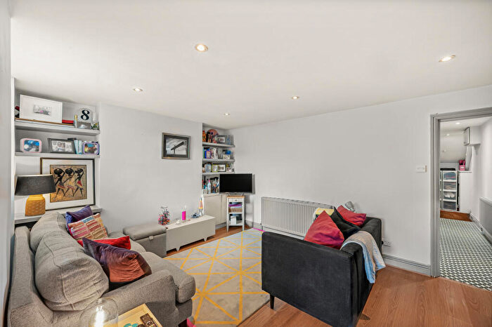 1 Bedroom Apartment For Sale In Kelvin Road, London, N5