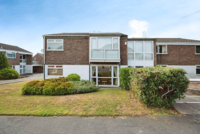2 Bedroom Flat For Sale In Belbroughton Road, Halesowen, West Midlands, B63