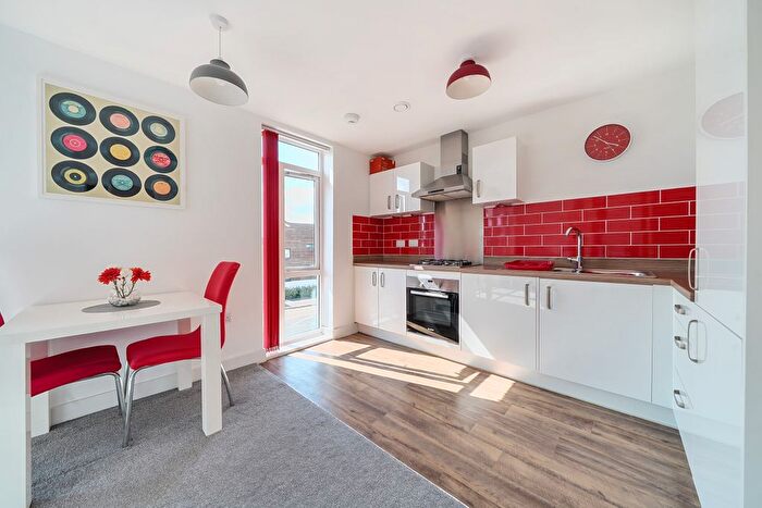 2 Bedroom Flat For Sale In Firepool Crescent, Taunton, TA1