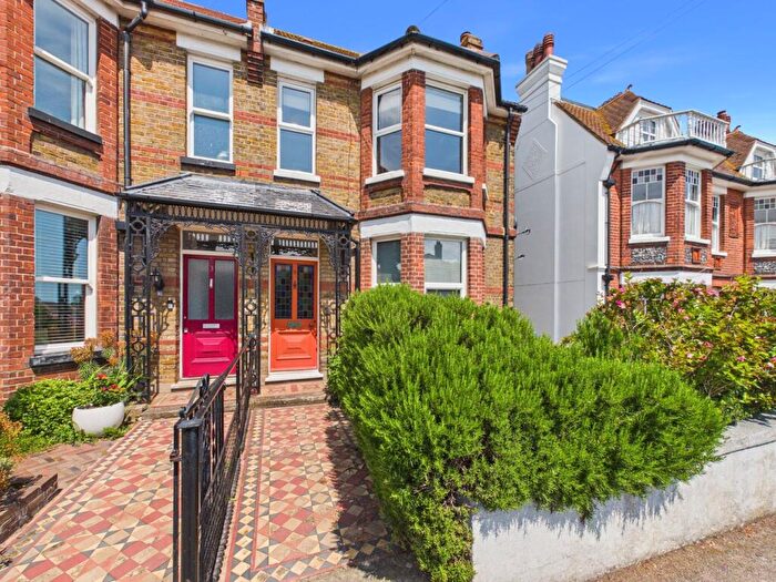 3 Bedroom Flat For Sale In West Cliff Road, Broadstairs, CT10