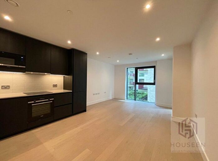 1 Bedroom Apartment To Rent In Hawksbury Heights -, S88