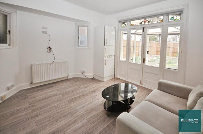 2 Bedroom Apartment To Rent In High Road, North Finchley, N12