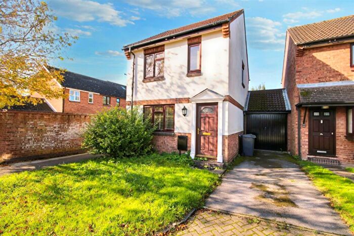 3 Bedroom Link Detached House To Rent In Mitchells Close, Shalford, Guildford, GU4