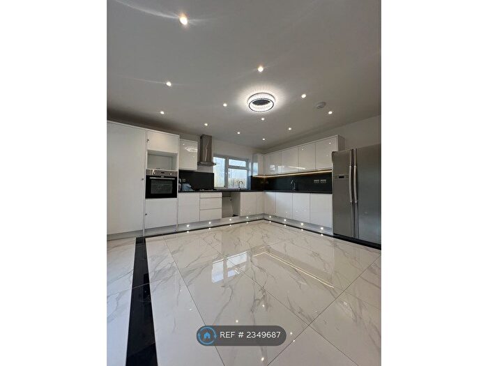 3 Bedroom Semi-Detached House To Rent In Sydney Grove, London, NW4