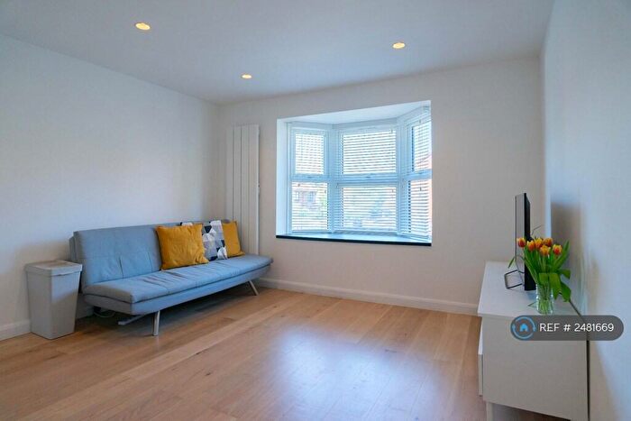 2 Bedroom Flat To Rent In Coopers Close, London, E1