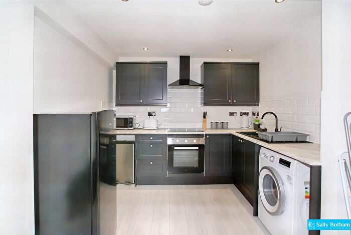 1 Bedroom Flat To Rent In Firs Parade, Matlock, DE4