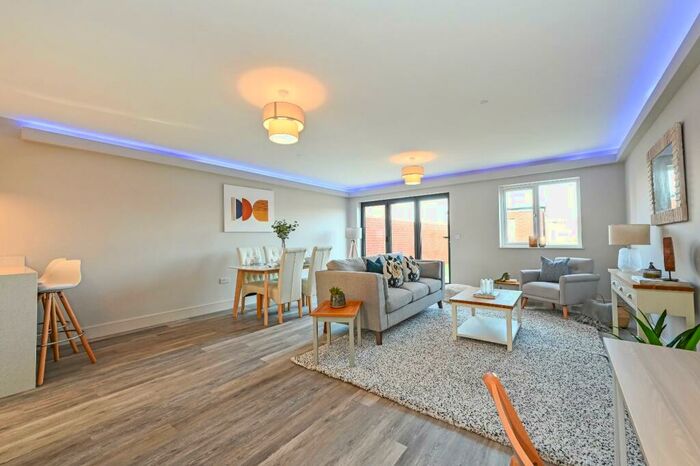 4 Bedroom Semi-Detached House To Rent In Moneyfield Mews, PO3