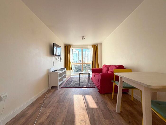 1 Bedroom Flat To Rent In Erin Court, Walm Lane, Willesden Green, NW2