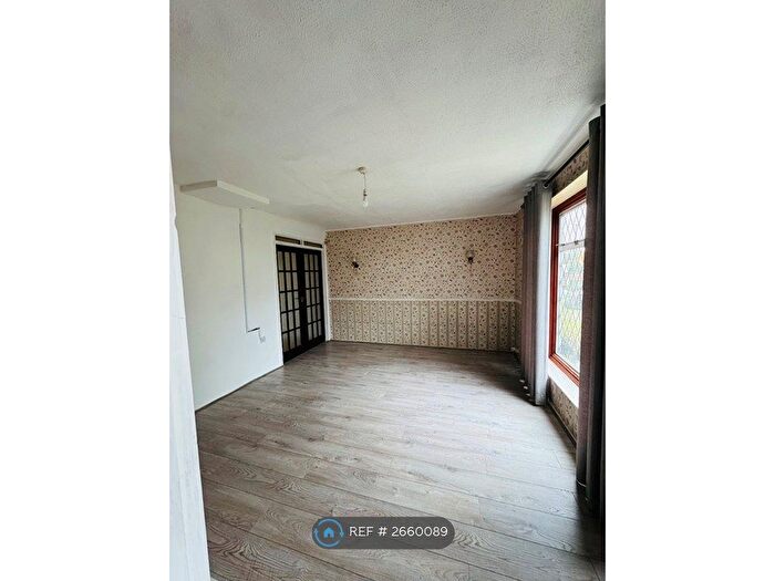 4 Bedroom Semi-detached House To Rent In Stratford Close, Romford, RM10