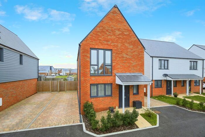 3 Bedroom Detached House For Sale In Twin Oaks Drive, Polegate, BN26
