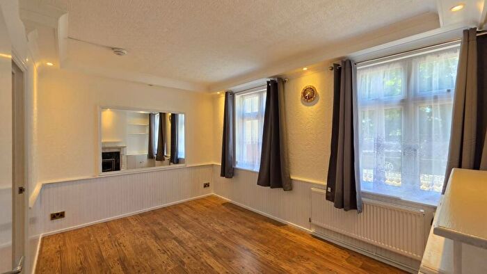 2 Bedroom Flat To Rent In Cressingham Road, Edgware, HA8