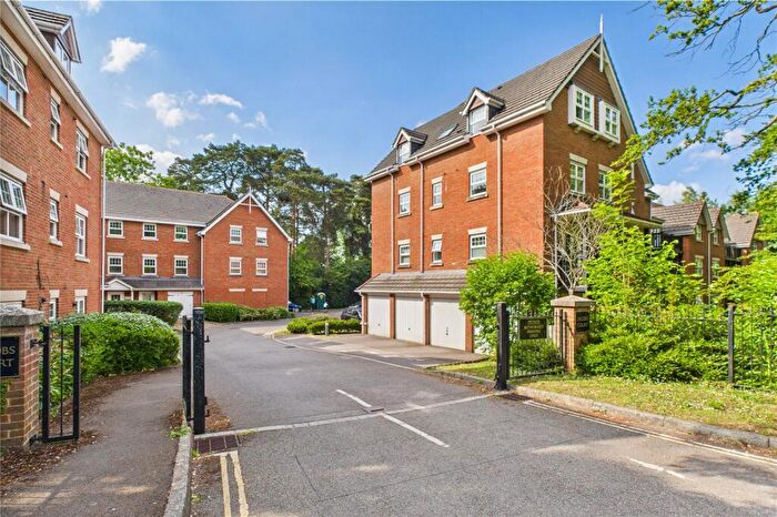 2 Bedroom Apartment To Rent In Worth Park Avenue, Pound Hill, Crawley, West Sussex, RH10