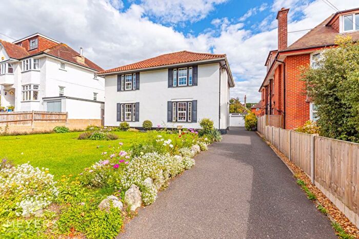 2 Bedroom Flat For Sale In Dingle Road, Bournemouth, BH5