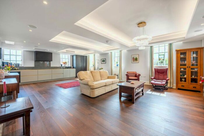 2 Bedroom Flat To Rent In Richmond Hill, Richmond, TW10