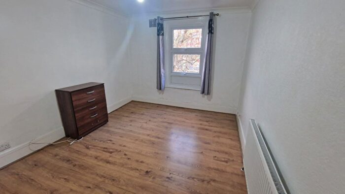 2 Bedroom Flat To Rent In Burdett Road (Top Floor Flat), Mile-End, E14