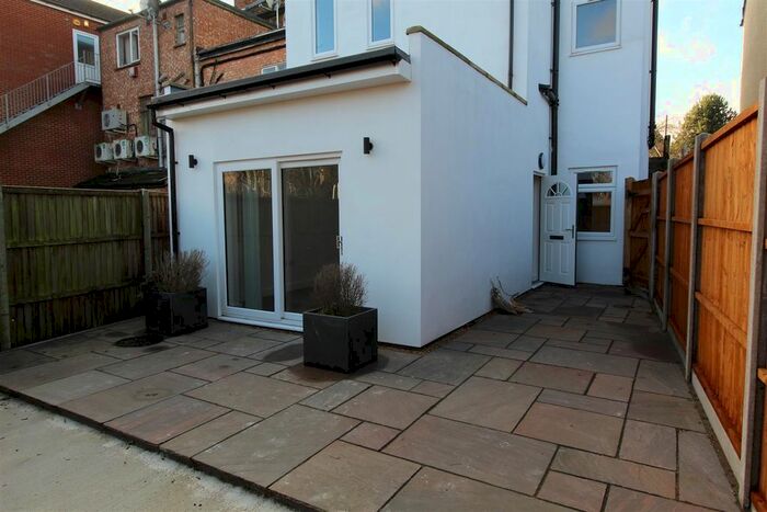 1 Bedroom Flat To Rent In St. Judes Road, Englefield Green, Egham, TW20