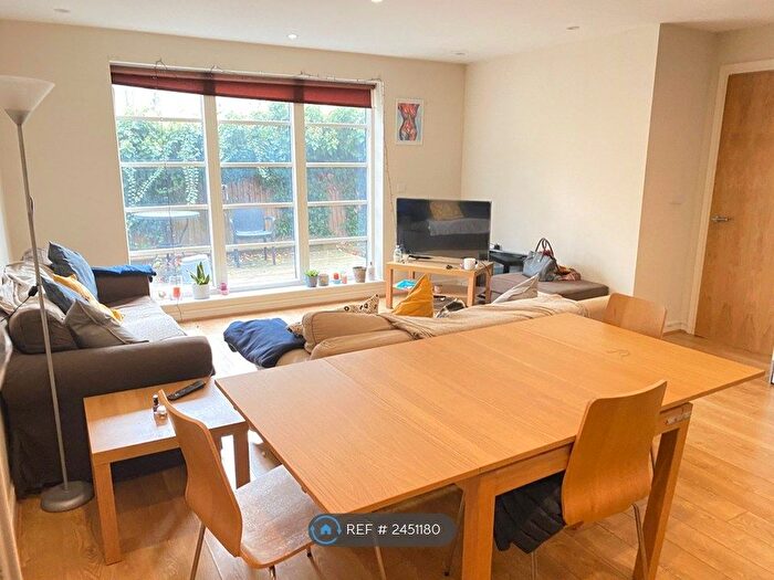 2 Bedroom Flat To Rent In Mayfield House, London, SW17