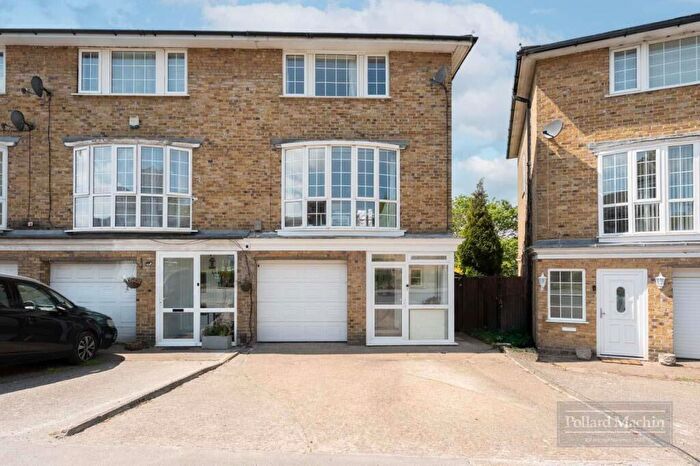 3 Bedroom End Of Terrace House For Sale In Waldronhyrst, South Croydon, CR2