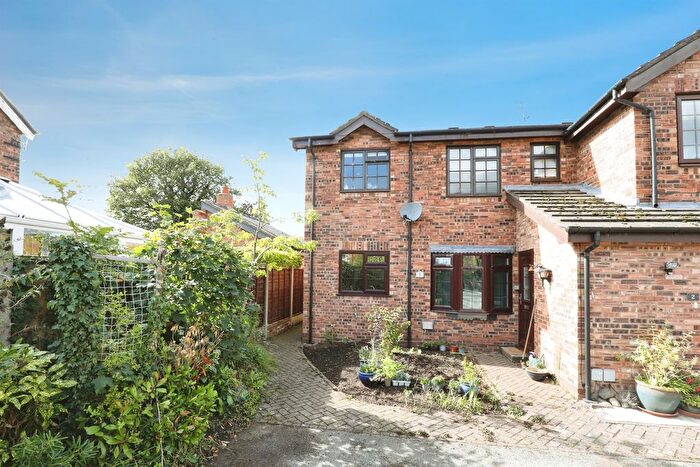 2 Bedroom Flat For Sale In Weaverham Road, Sandiway, Northwich, CW8