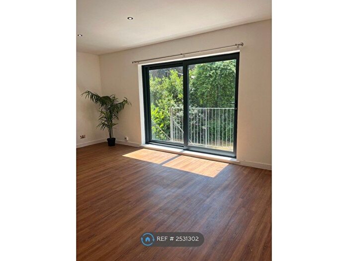 2 Bedroom Flat To Rent In Forest Rd, London, E8