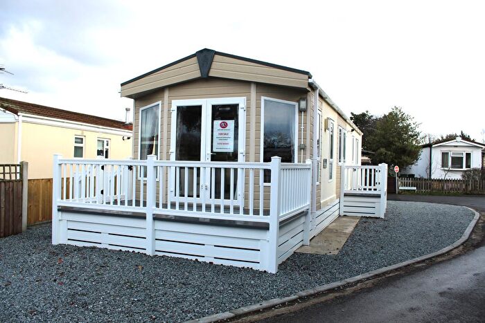 Park Home For Sale In Coxes Avenue, Upper Halliford Road, Shepperton, TW17