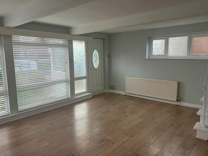 3 Bedroom Semi-detached House To Rent In Green Walk, Gatley, SK8
