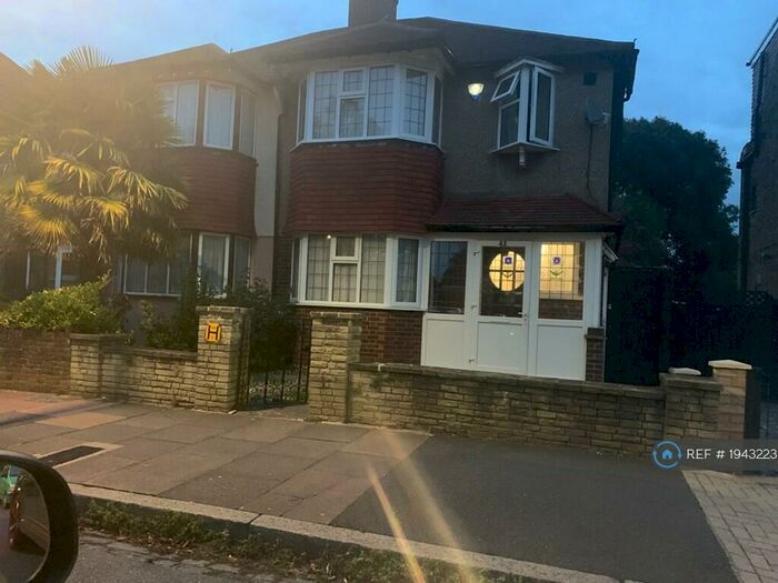 3 Bedroom Semi-Detached House To Rent In Cromwell Road, Kent, BR3
