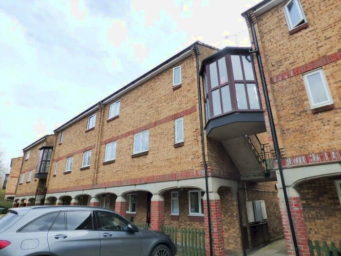 1 Bedroom Flat To Rent In Woodstock, Laindon, SS15