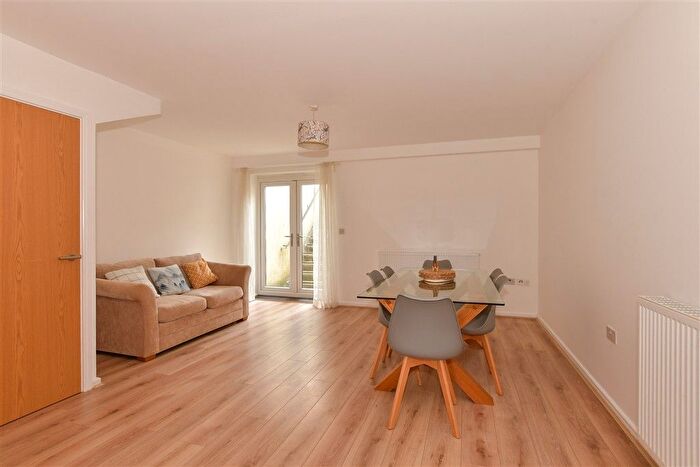 4 Bedroom End Of Terrace House For Sale In Springhead Parkway, Gravesend, Kent, DA11