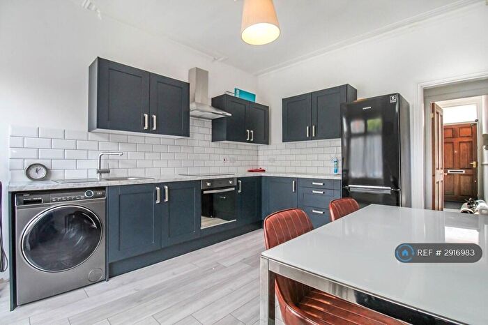 4 Bedroom Terraced House To Rent In Ash View, Leeds, LS6