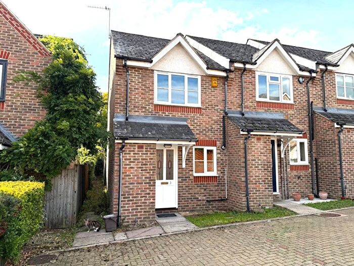 2 Bedroom End Of Terrace House To Rent In Highgrove Close, London, N11