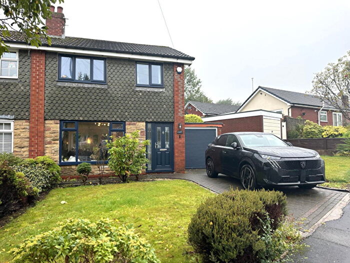 3 Bedroom Semi-Detached House For Sale In Newark Park Way, Royton, Oldham, OL2