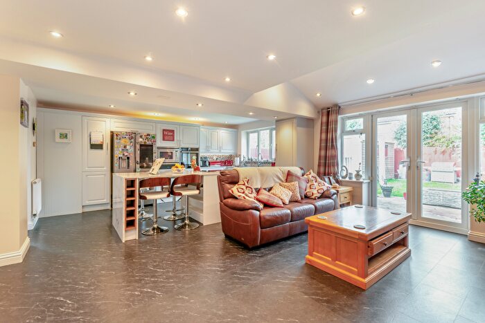 3 Bedroom End Terrace House For Sale In Greenfield Avenue, Solihull, CV7